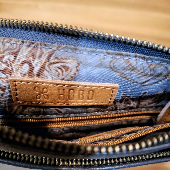 HOBO women's Leather Noha  Embossed Grey Wristlet  / Wallet OS  HOBO - Picture 2 of 5